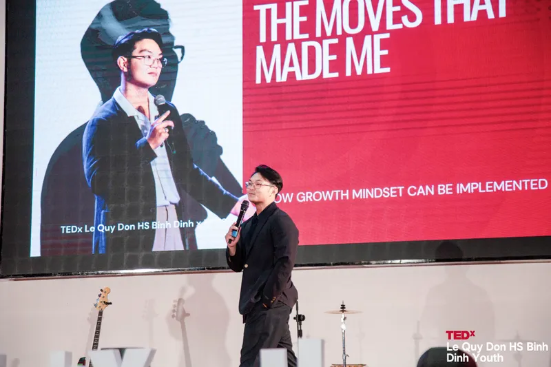 Diễn giả nam trình bày bài nói The moves that made me trên sân khấu TEDx