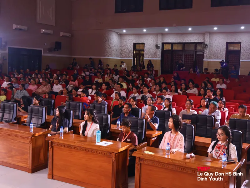 Khán phòng đông kín khán giả đang theo dõi chương trình TEDx